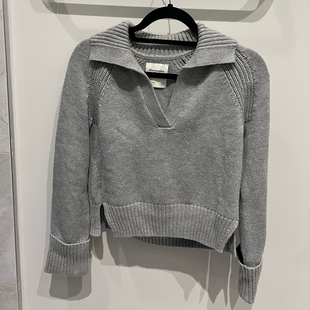 Abercrombie & Fitch Light Gray V-Neck Sweater